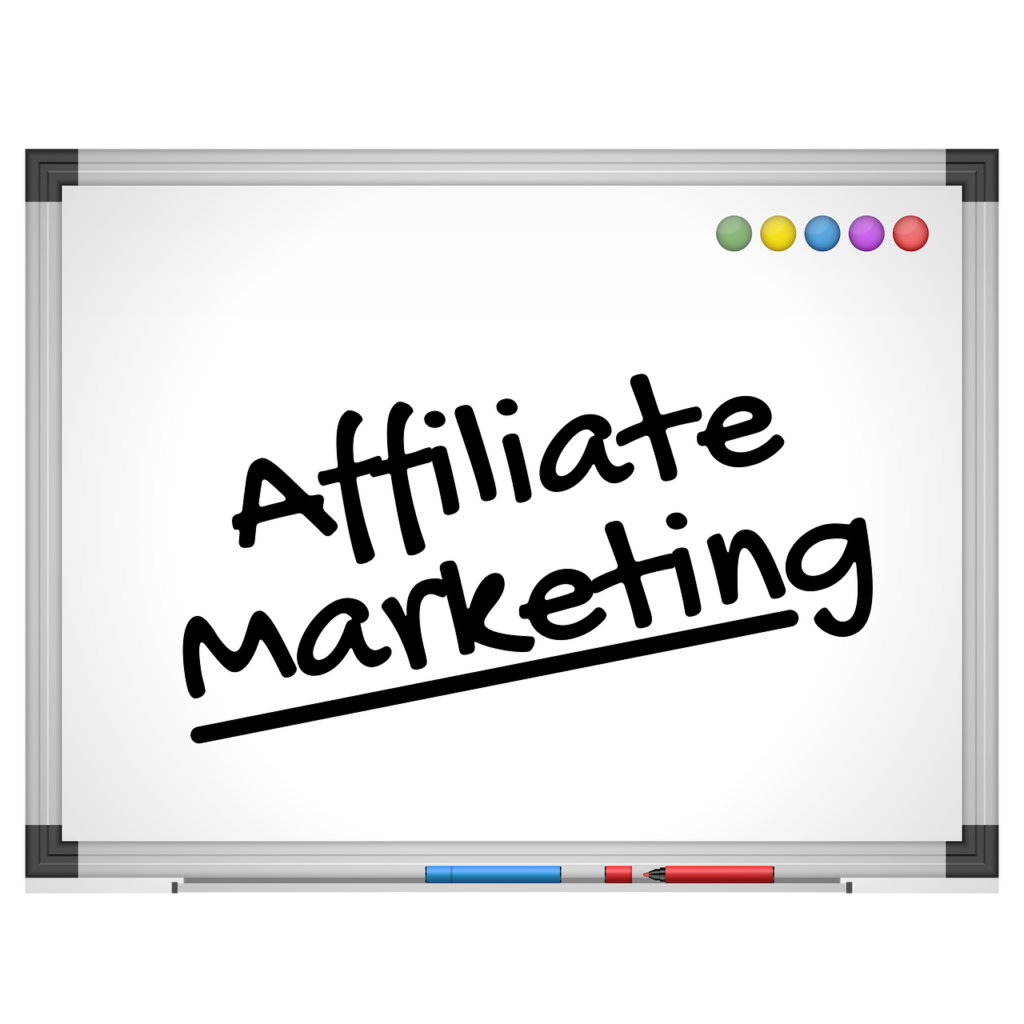 hoeveel geld kan je verdienen met affiliate marketing geschreven met een zwarte stift op een whiteboard.