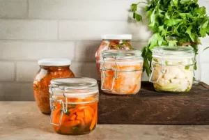 Meerdere potten met gefermenteerde groenten